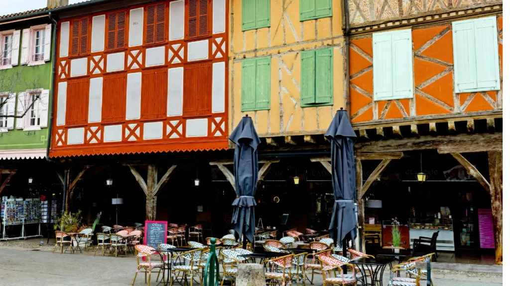 Terrasses colorées et façades typiques d’une ville européenne