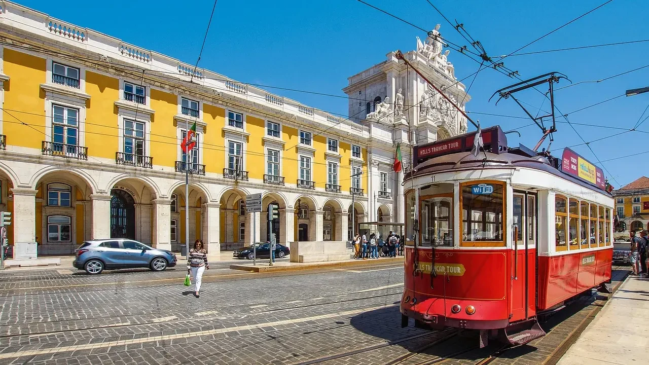 lisbonne tram rouge alfama