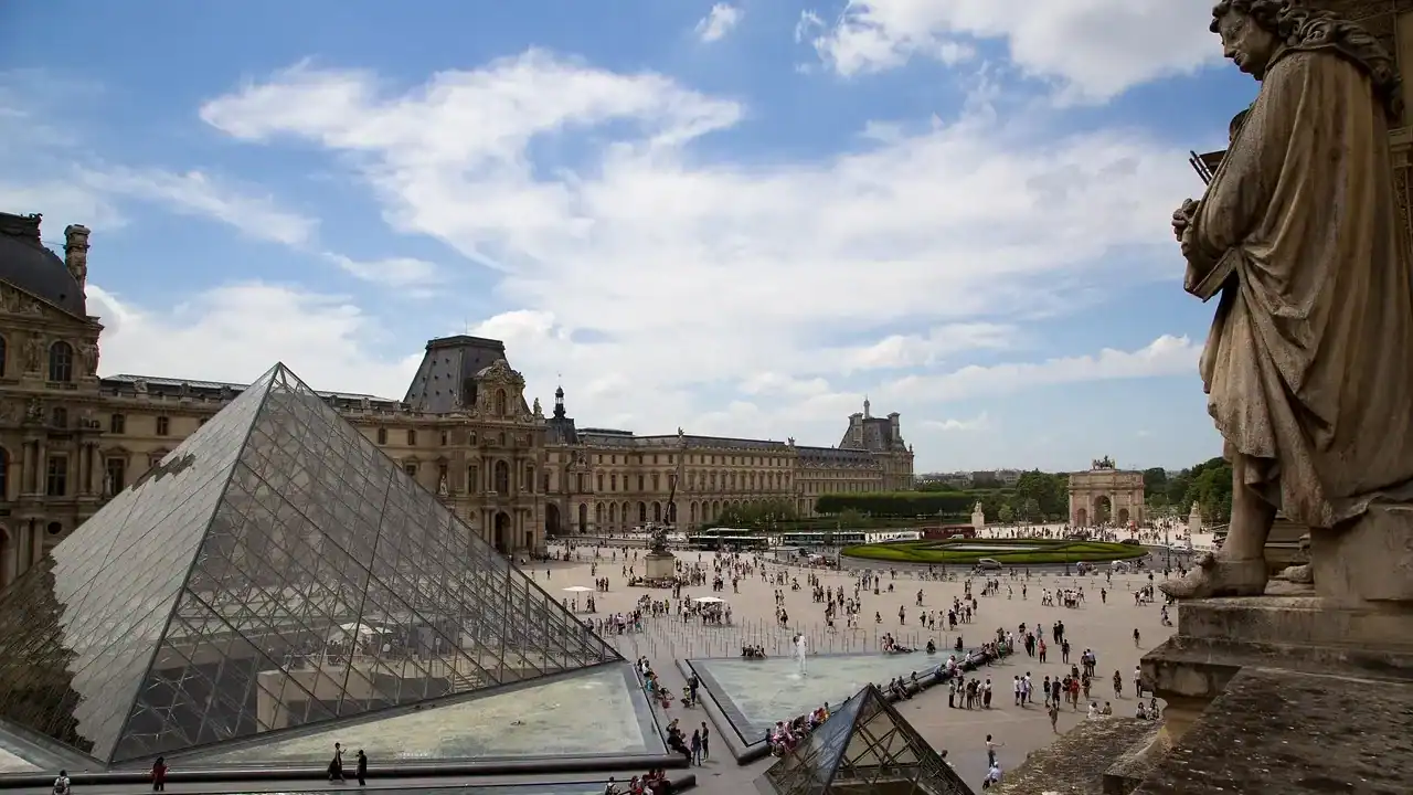 pyramide du louvre au milieu de la cour Napoléon