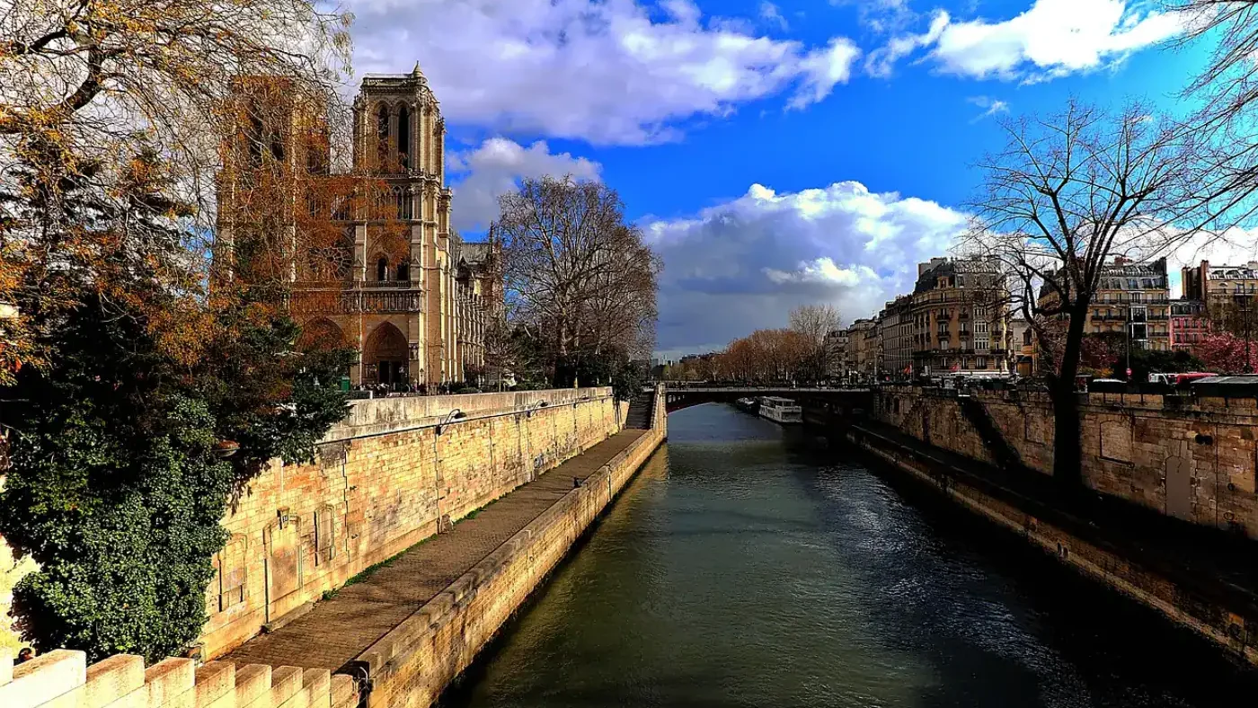 quais de seine avec la cathédrale notre dame de paris