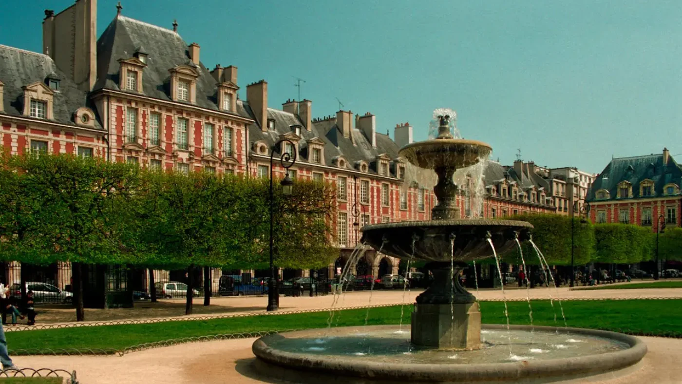 place des vosges dans le quartier du marais à paris
