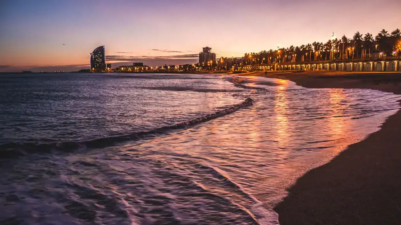 coucher de soleil sur la plage de barcelone barceloneta