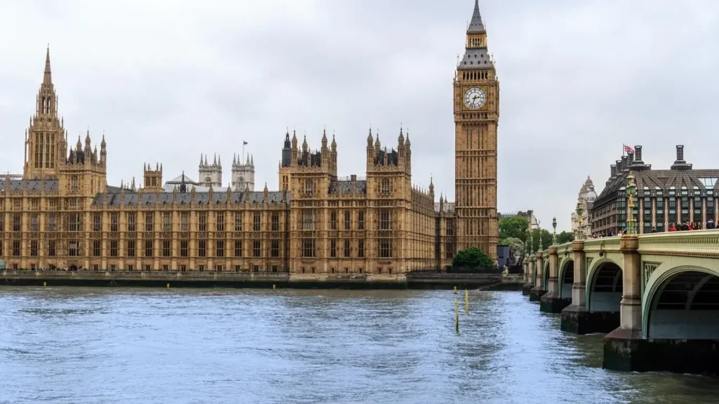 Big Ben et le Palais de Westminster depuis la Tamise