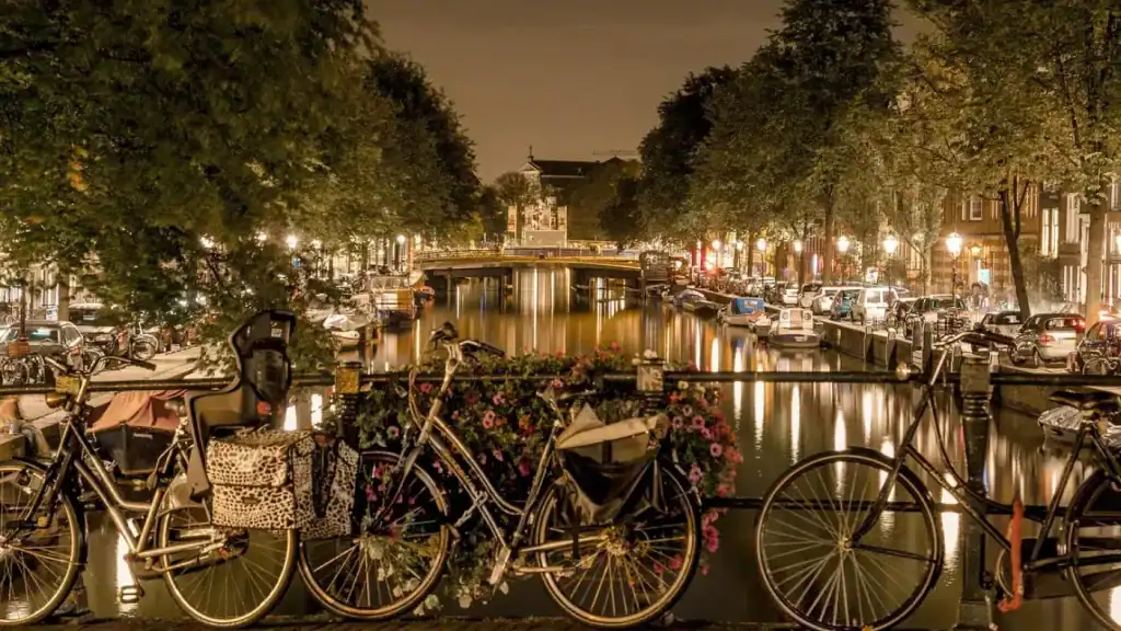 visiter Amsterdam en 2 jours - canaux de nuit éclairés