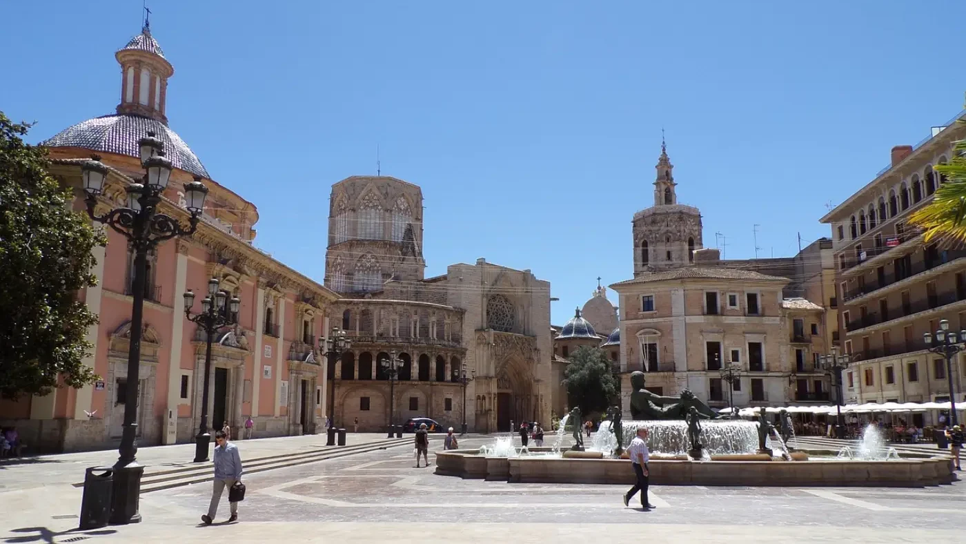 Fontaine sur la place devant la cathédrale de Valence