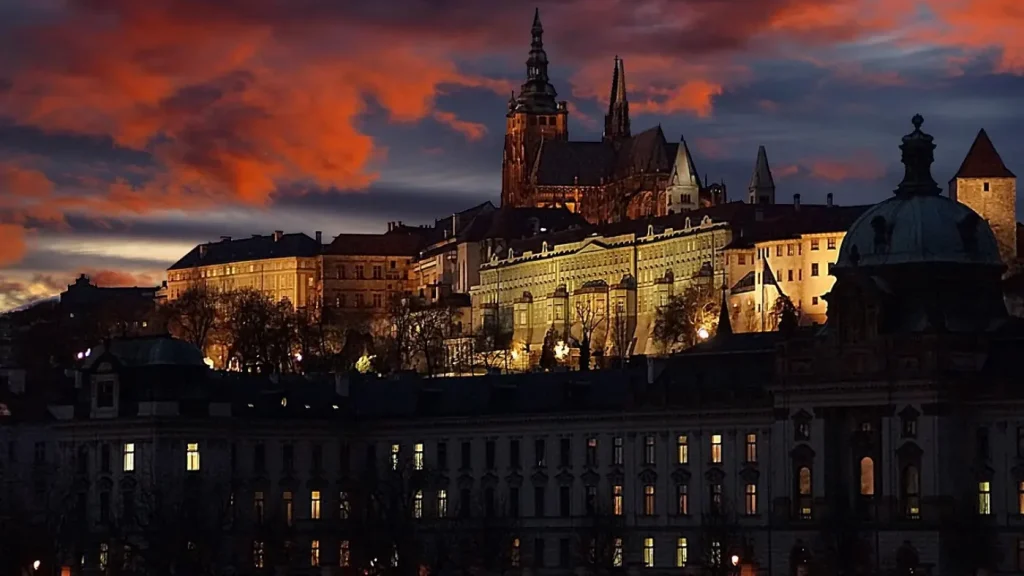 Visiter Prague en 2 jours - Vue sur le château de Prague de nuit