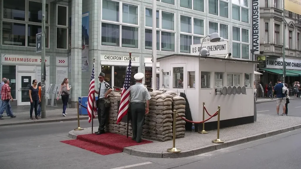 Rue avec le checkpoint Charlie à Berlin