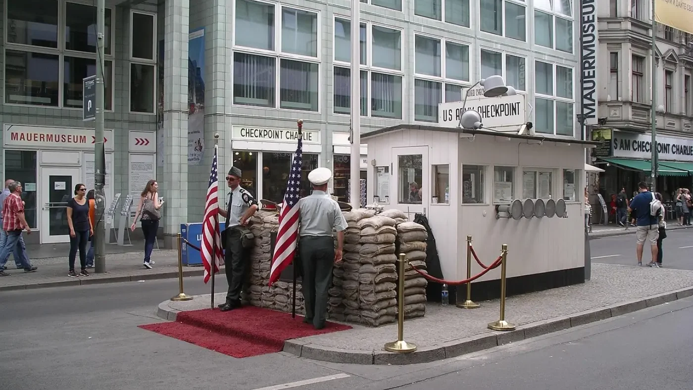 Rue avec le checkpoint Charlie à Berlin