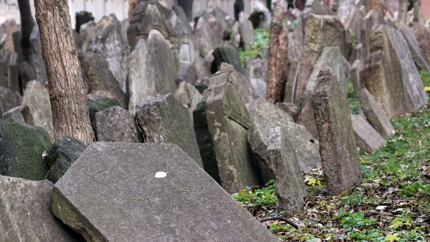 Cimetière juif hébreux du quartier Josefov à Prague