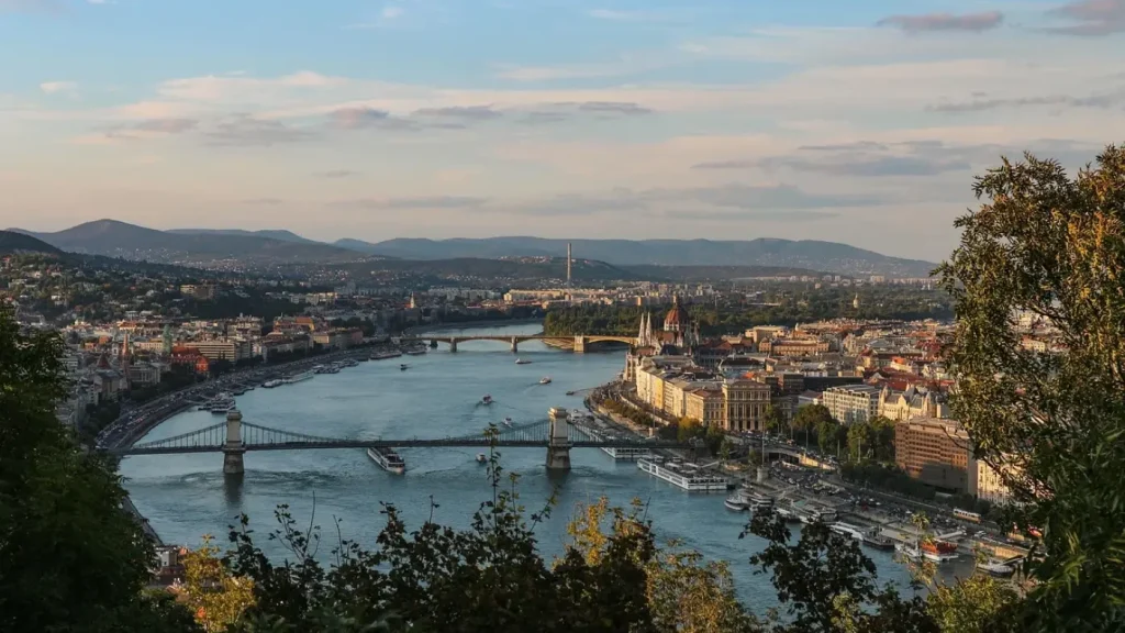 Vue sur un pont et le Danube depuis la colline de Gellért à Budapest