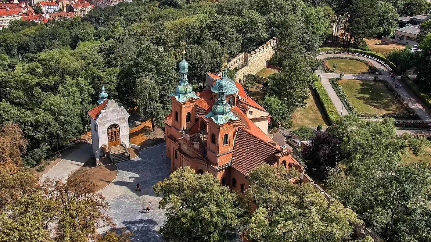 Bâtiment en haut de la colline de Petrin à Prague