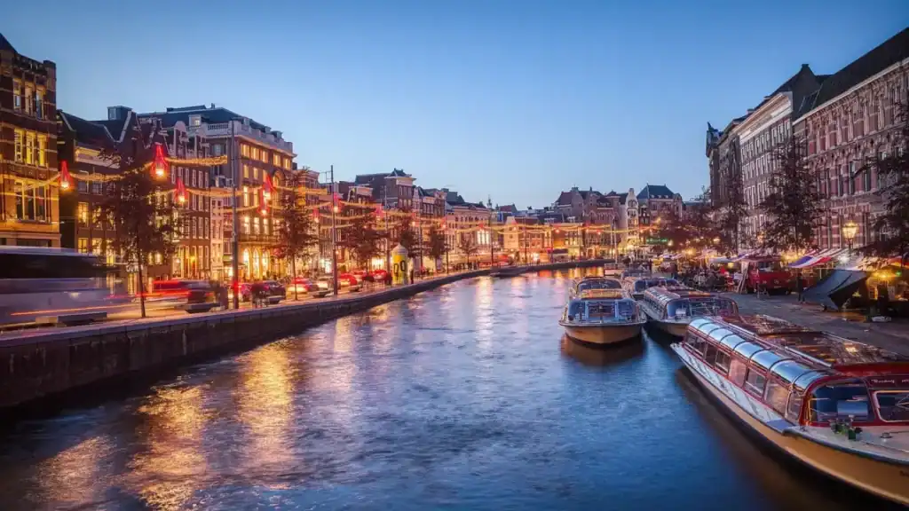 Coucher de soleil sur les canaux éclairés d'Amsterdam