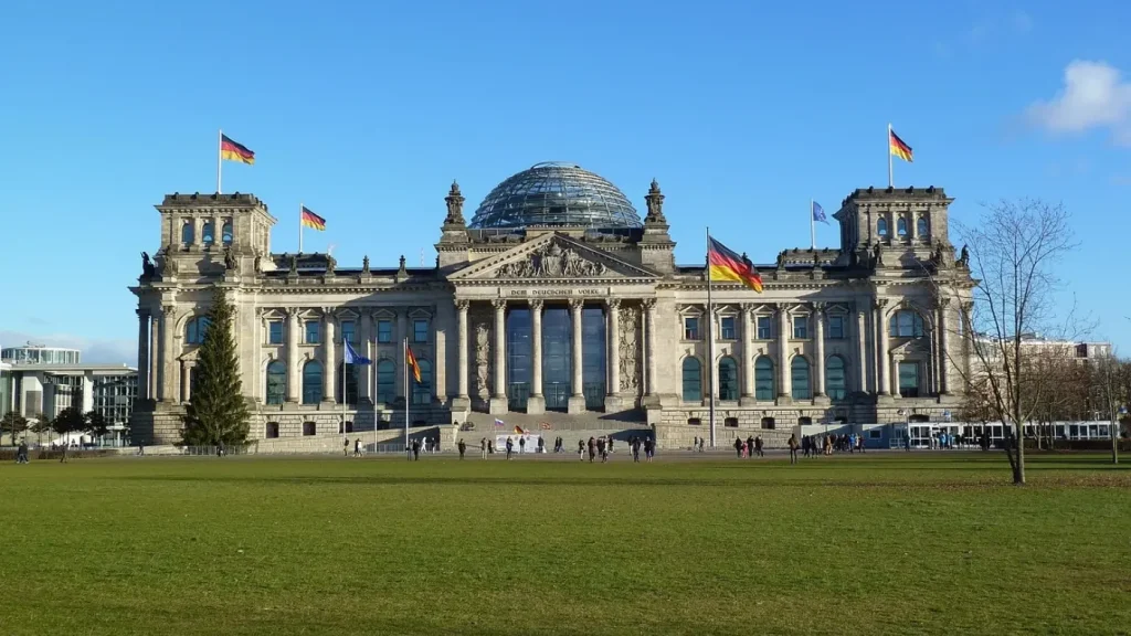 Vue de face sur l'esplanade devant le Reichstag et son dôme panoramique