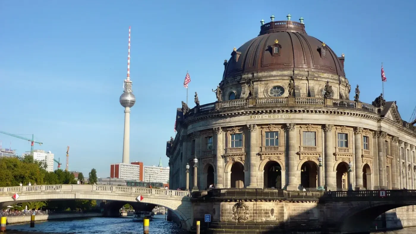 Ile aux musées vue depuis le fleuve à Berlin 