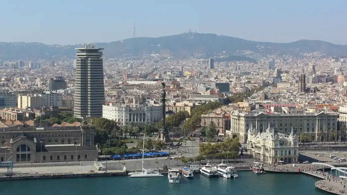 Vue d'en haut de la rambla à Barcelone