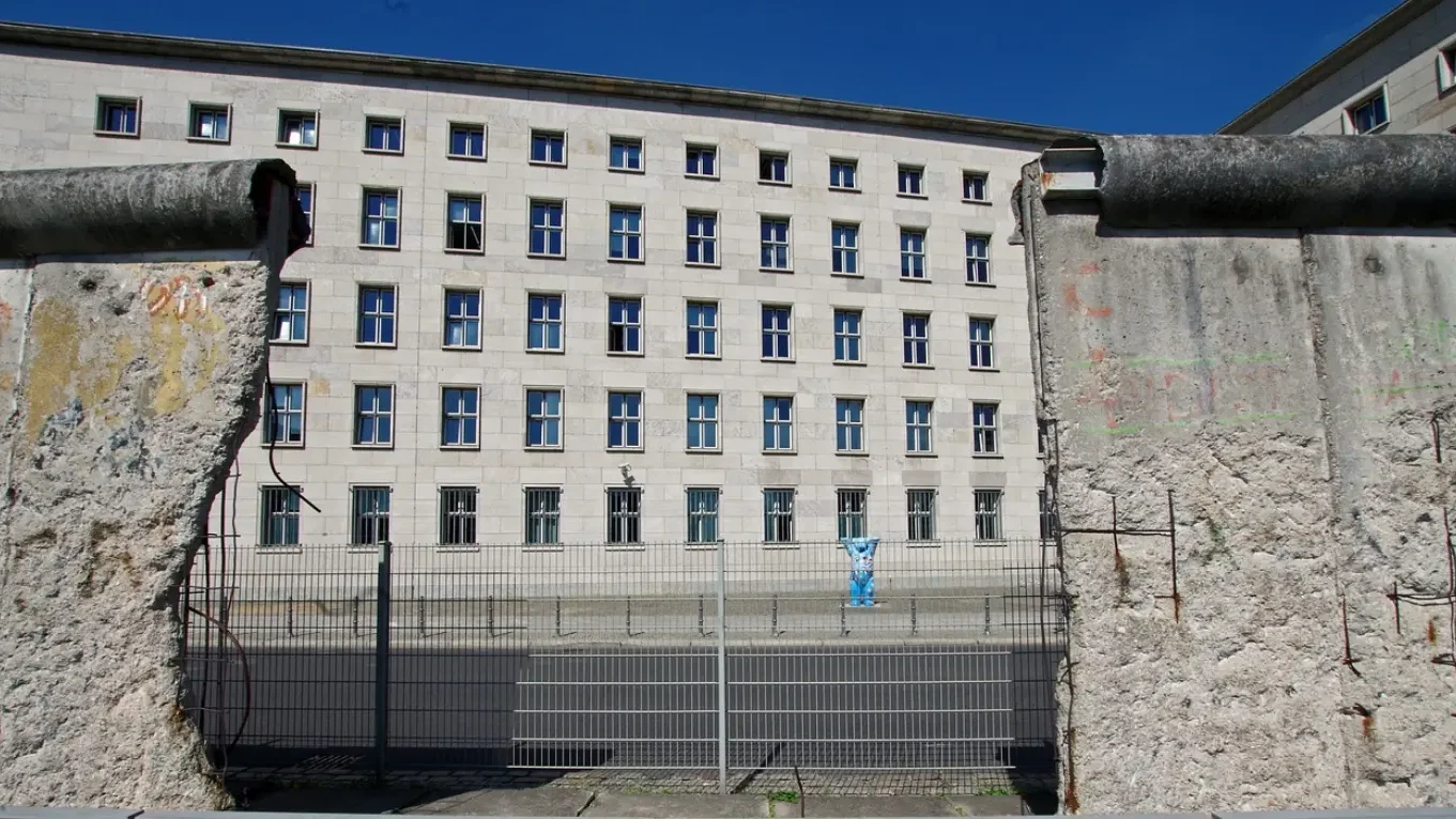 Ouverture dans le mur de Berlin