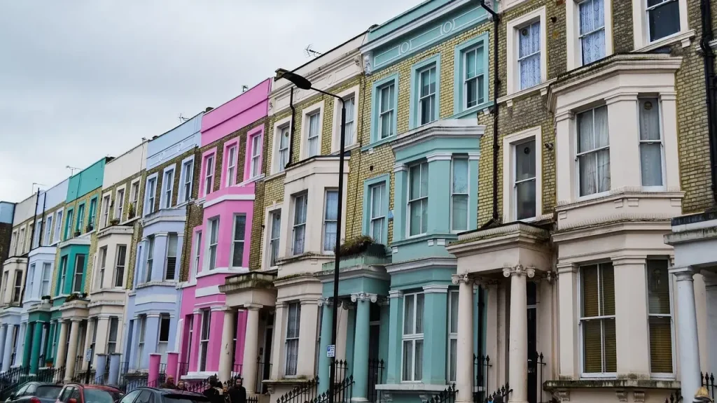 Façades de maisons colorées dans le quartier de Notting Hill à Londres