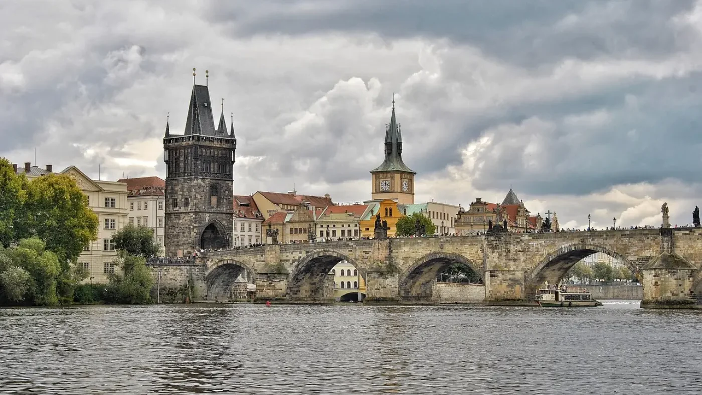 Vue sur le pont Charles de Prague depuis le fleuve