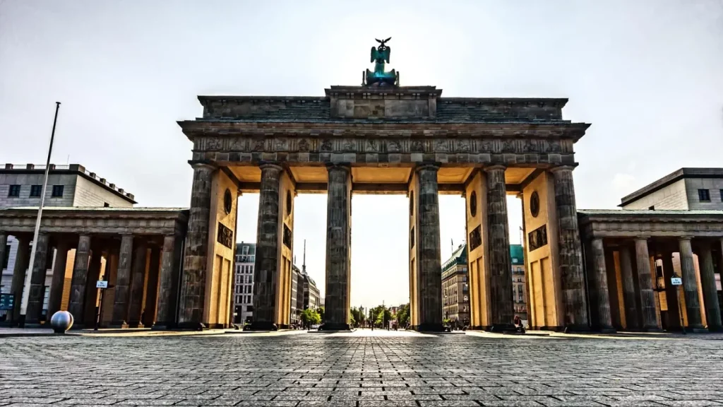 Visiter Berlin en 2 jours - La porte de Brandebourg éclairée par le soleil