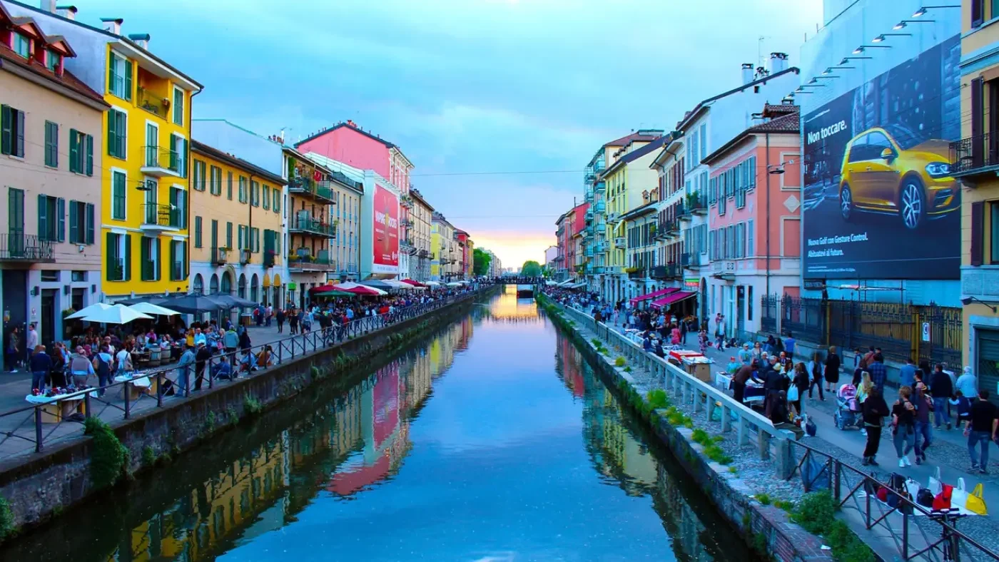 Vue sur les canaux du quartier des Navigli à Milan