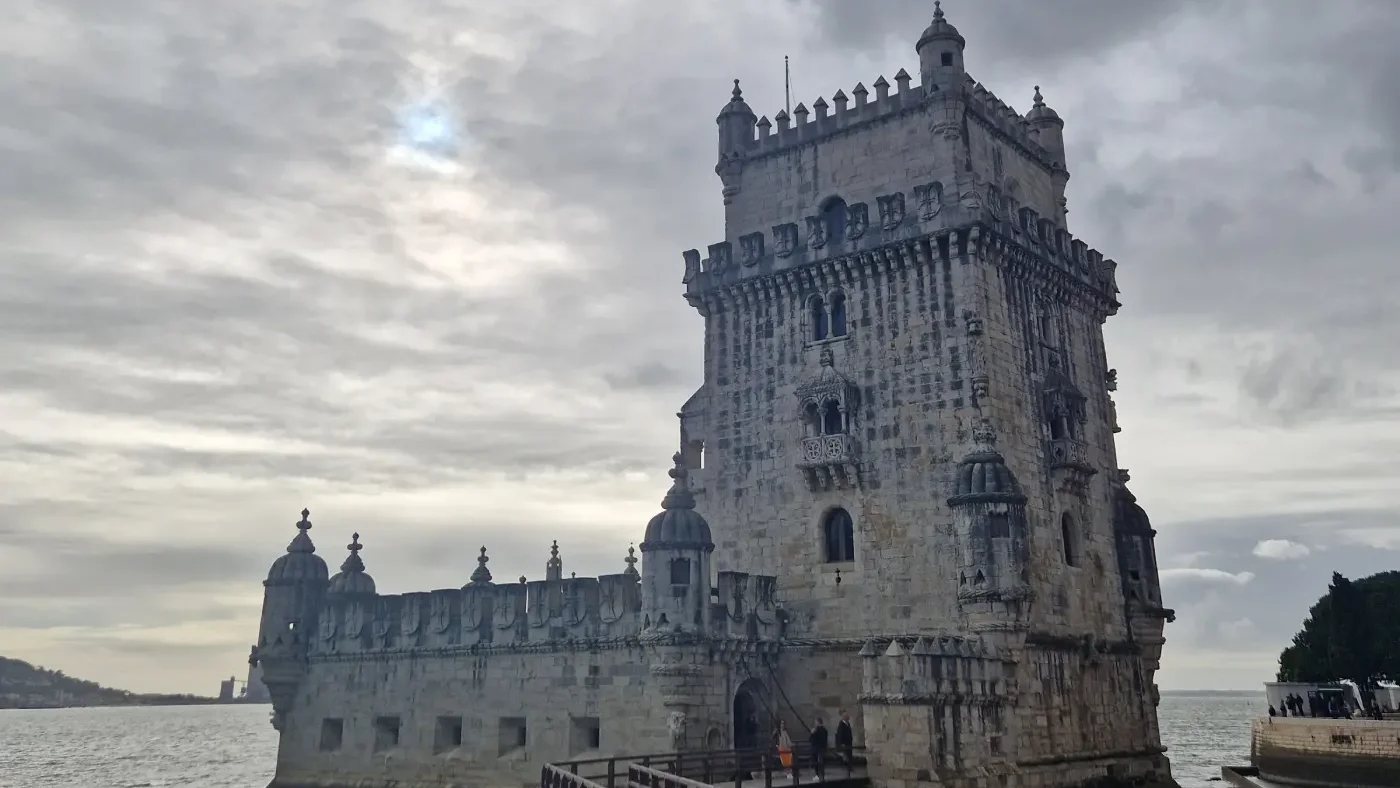 Visiter Lisbonne en 2 jours - La tour de Belém face à la mer