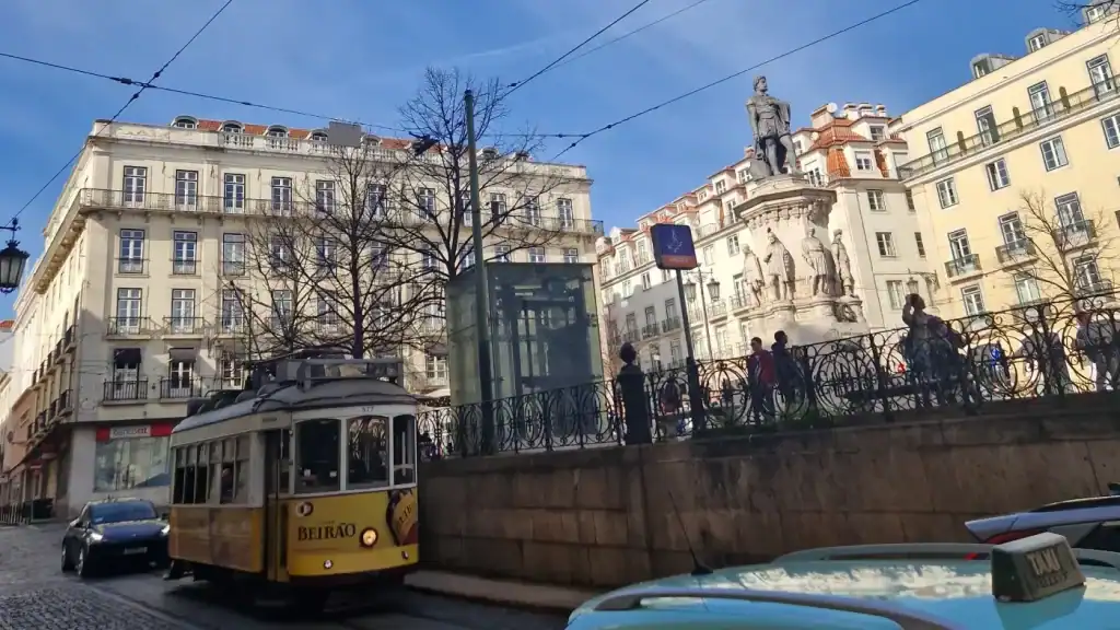 Tram 28 jaune au centre de Lisbonne